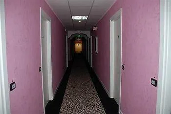 - Flower Motel 3*